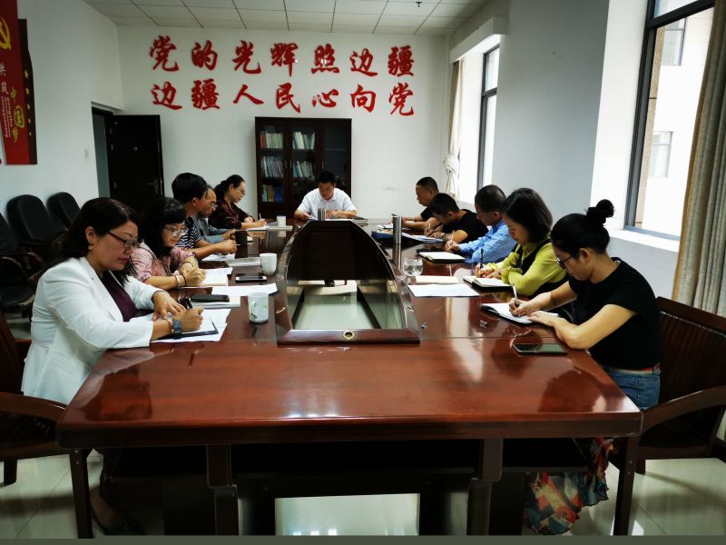 图为云县商务局开展“不忘初心、牢记使命”主题教育第一期读书班