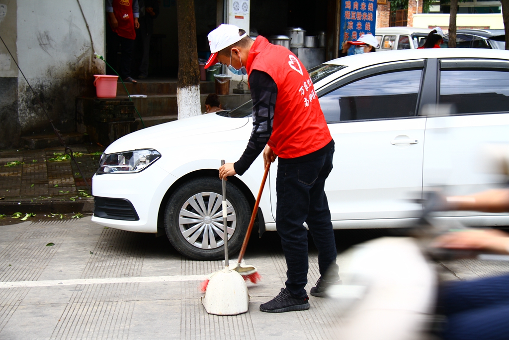 2020年3月3日，临沧云县供电局团支部组织团员开展社区卫生大清扫志愿活动，助力疫情防控
